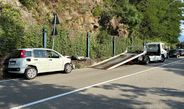 Le operazioni di rimozione dell’auto sul luogo dell’incidente