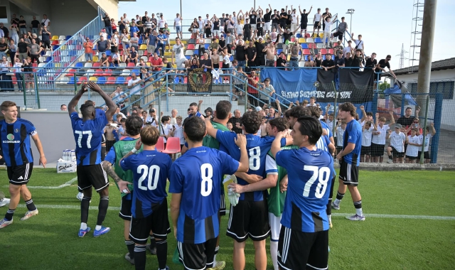 Festa grande per la Solbiatese dopo la finale d’andata  (foto Stefano Benvegnù)