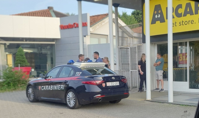 I carabinieri davanti al negozio Arcaplanet di viale Milano