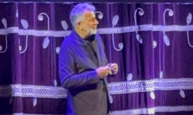 Giuseppe Brindisi sul palco del Teatro Arcimboldi di Milano