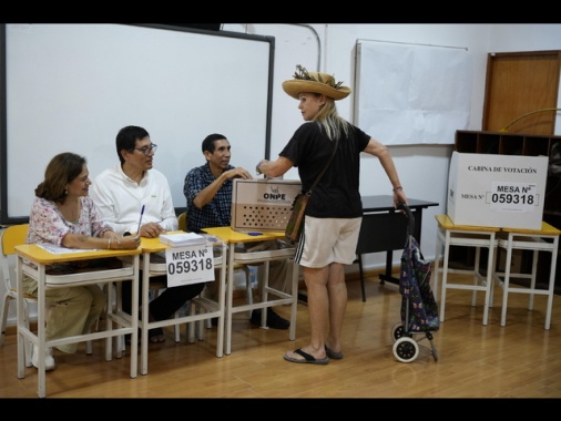 Exit poll, in Perù testa a testa tra Fujimori e Sanchez