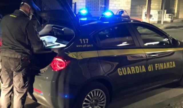 Di notte fuori dal bar con la droga nell’auto: arrestato 31enne a Luino