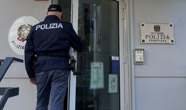 Minaccia con la cinghia, spinge, sputa alla polizia: arrestato