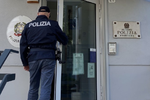 Minaccia con la cinghia, spinge, sputa alla polizia: arrestato