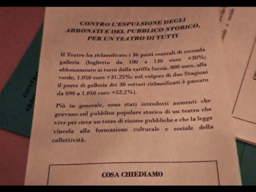 Scala, contestazione contro aumento biglietti con volantini dal loggione