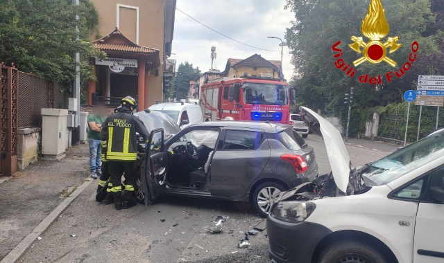 Scontro in viale Aguggiari, tre feriti