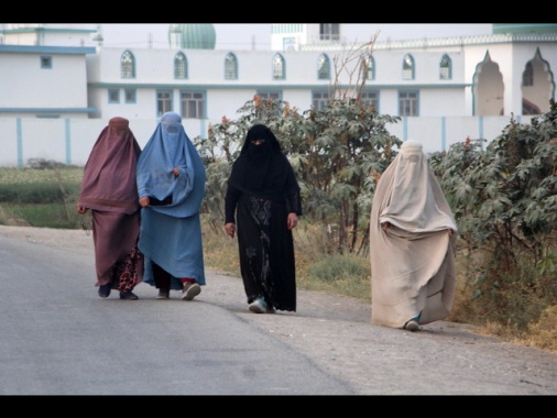 Media, a Herat spari su manifestazione per donne arrestate per abbigliamento
