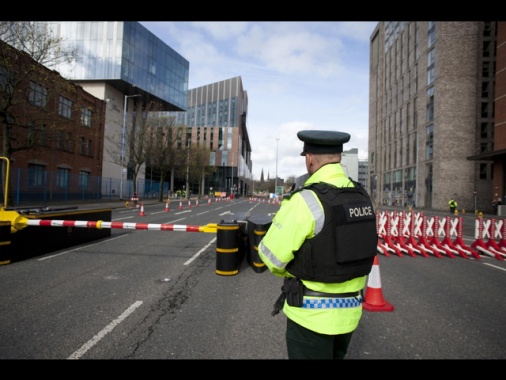 Proteste a Belfast, evacuato un edificio in fiamme