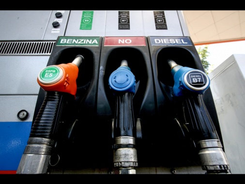 Mimit, prezzi carburanti in calo, benzina self a 1,909 euro