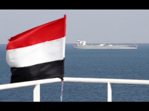 Scontro a fuoco tra nave cargo e piccola imbarcazione al largo della costa yemenita
