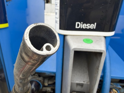 Unem, 'auto a benzina o gasolio resta più conveniente dell'elettrica'