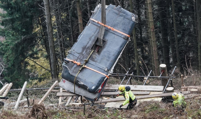 La rimozione della cabina della funivia del Mottarone precipitata nel maggio 2021 (foto Tino Romano/ANSA)
