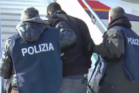 Mail di odio all’Accademia, accompagnato a Malpensa ed espulso