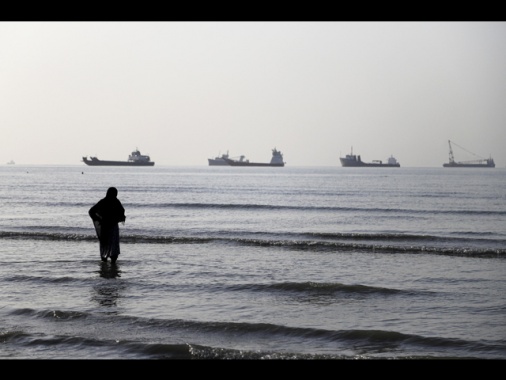 L'Iran annuncia la chiusura totale di Hormuz 'fino a nuovo ordine'