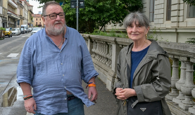Fernando e Maria Antonietta Guzzon, due fratelli residenti in una palazzina di via Como, si fanno portavoce del disagio crescente (foto Stefano Benvegnù)