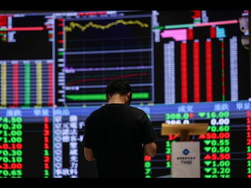 Borsa: Europa frena con le nuove minacce di Trump