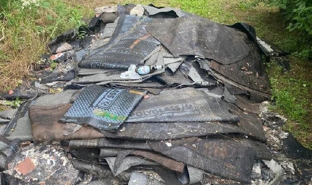 Scarica rifiuti nel Parco del Ticino, viene scoperto e ripulisce tutto