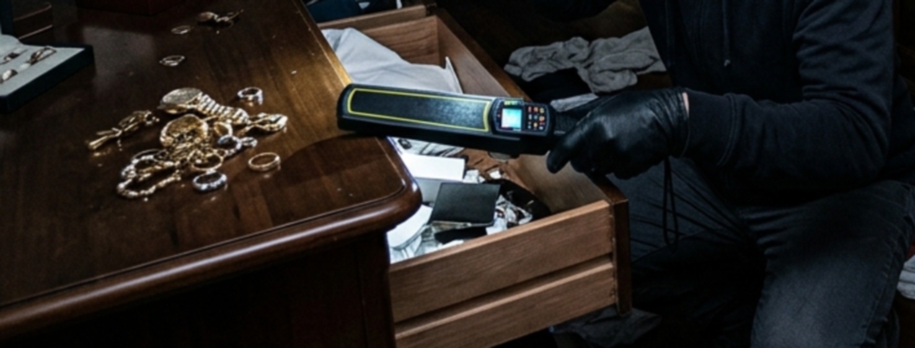 Ladri col metal detector svuotano una villa