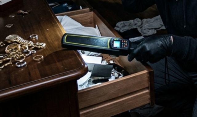 I ladri si sono serviti di un metal detector per mettere a segno il colpo (foto IA)