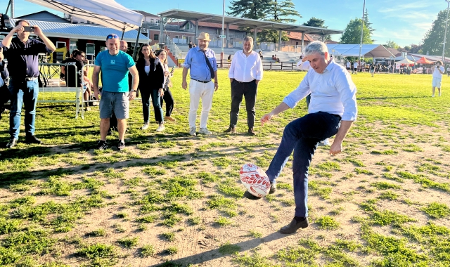 Il calcio “d’inizio” del sindaco, Davide Galimberti (foto Puricelli)