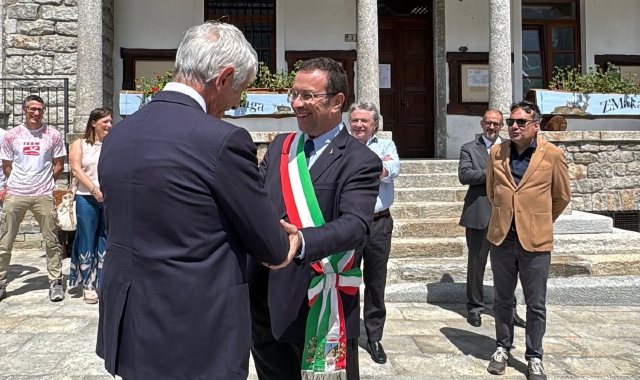 Stefano Candiani in fascia tricolore in occasione della visita a Macugnaga da parte del ministro per lo Sport Andrea Abodi