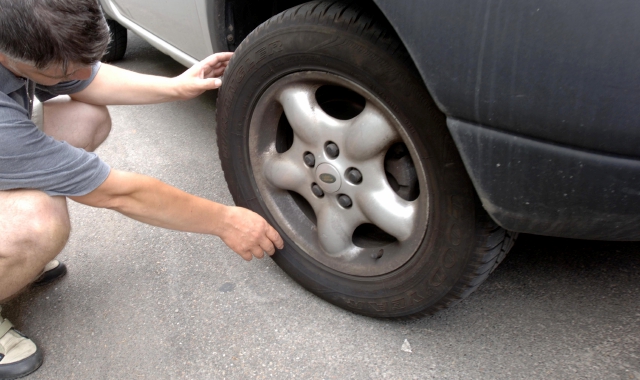 Tagliano le gomme e svaligiano le case