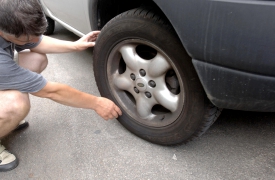 Tagliano le gomme e svaligiano le case