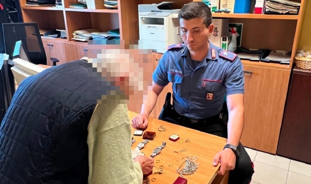 Anziane raggirate, spariscono soldi e gioielli: arrestato 48enne