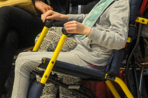 Nastro adesivo su bocca e naso di un disabile: ausiliario sospeso per un anno