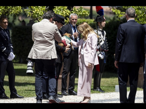 Per Meloni foto ricordo con Briciola, la cagnetta mascotte dei carabinieri