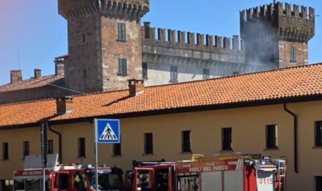 Brucia un box pieno di legna: le fiamme raggiungono anche il tetto