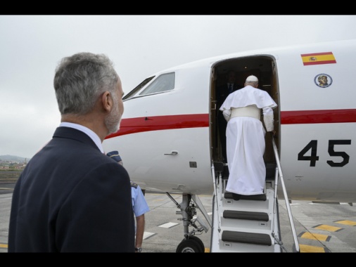 Decollato il Falcon del re Felipe con a bordo papa Leone