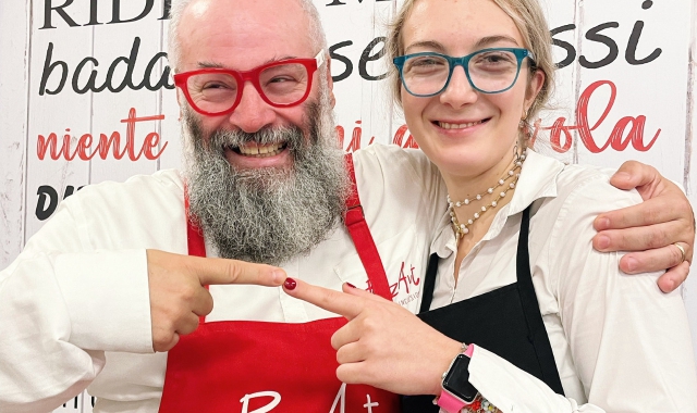 Nico Acampora con una ragazza dello staff del ristorante PizzAut di Monza