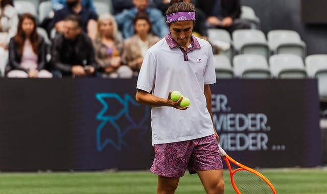 Mattia Bellucci in campo a Stoccarda contro Taylor Fritz
