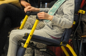 Nastro adesivo su bocca e naso di un disabile: ausiliario sospeso per un anno