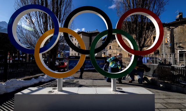 I Cinque Cerchi al villaggio olimpico di Bormio (foto Michael Buholzer/EPA)