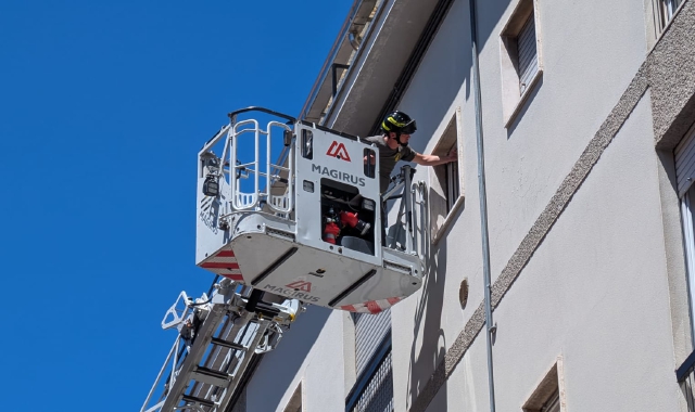 I vigili del fuoco sono entrati da una finestrella e hanno trovato l’anziano addormentato profondamente