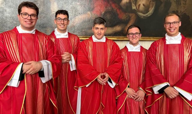 I nuovi preti varesini. Da sinistra, don Samuele Brancé, don Paolo Macchi, don Giuseppe Bianchi, don Andrea Angelini e don Emanuele Guido