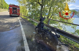 Motorino in fiamme a Brezzo di Bedero