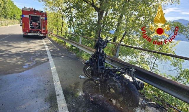 Motorino in fiamme a Brezzo di Bedero
