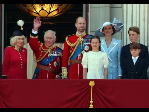 A Londra migliaia in piazza per la parata di compleanno di re Carlo III