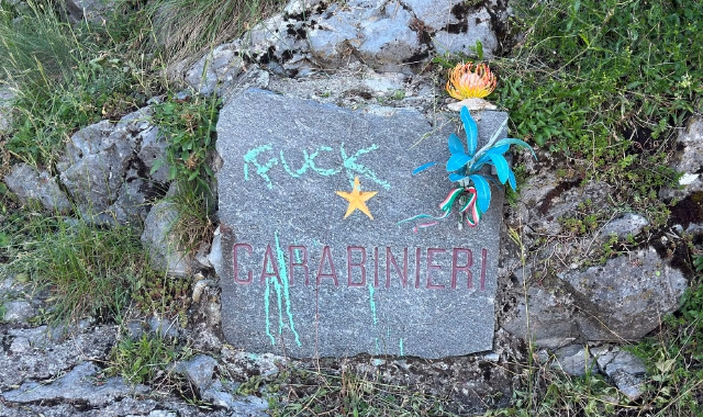 Monte Tre Croci, sfregiata la lapide dei carabinieri