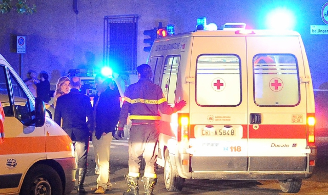 Auto contro moto, quattro feriti: uno è grave