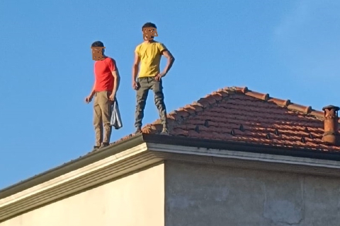 Operai sul tetto: «Ma il titolare era stato pagato»
