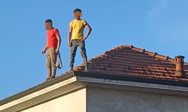 La protesta dei due muratori sul tetto della casa in via Locarno a Samarate dove stavano lavorando
