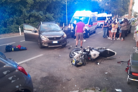 Auto contro moto, quattro feriti: uno è grave