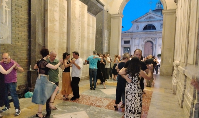 Il ballo delle coppie sotto l’Arco Mera