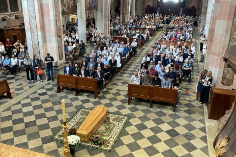 Folla in basilica per l'addio a monsignor Livetti