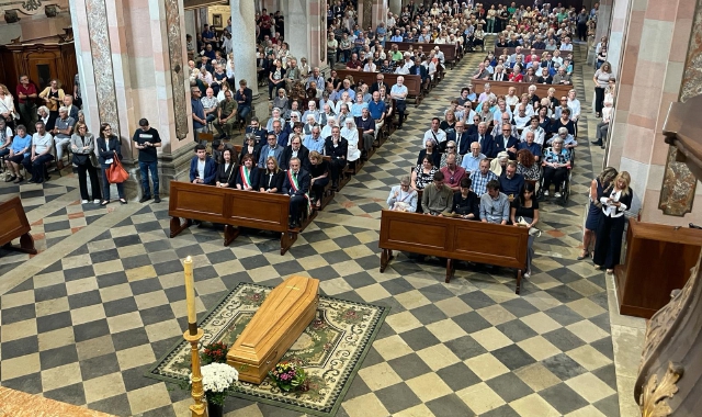Folla per l’addio a monsignor Livetti (foto Domenico Ghiotto)