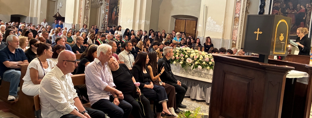 Lacrime e palloncini nell’ultimo abbraccio a Sara